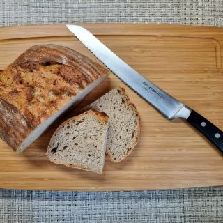 Netreba na to ani veľkú silu, ani kumšt. Stači ľahko priložiť a krajíček je ako lusk.😉...